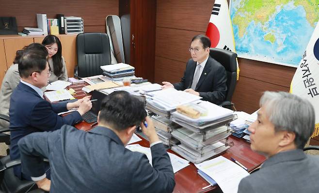 정인교 산업통상자원부 통상교섭본부장(가운데)이 지난 9월25일 서울 대한상공회의소에서 주재한 제9차 수출지역 담당관 회의에서 주요 지역별 수출상황을 점검하고 있다. (사진=산업부)