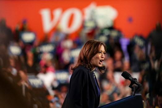 미국 민주당 대선 후보 카말라 해리스 부통령이 27일(현지시간) 미국 펜실베이니아주 필라델피아의 앨런 호르비츠 ‘식스맨’ 센터에서 열린 선거 유세에서 연설하고 있다. (사진=로이터)