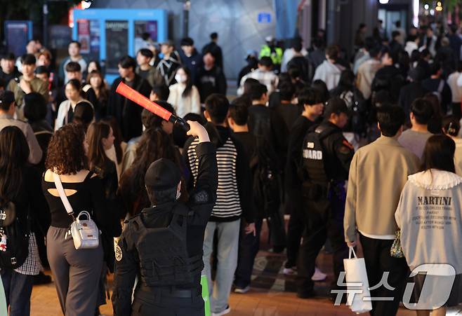 핼러윈 데이를 앞둔 25일 오후 서울 마포구 홍대 거리에서 경찰들이 인파 관리를 하고 있다.  2024.10.25/뉴스1 ⓒ News1 신웅수 기자