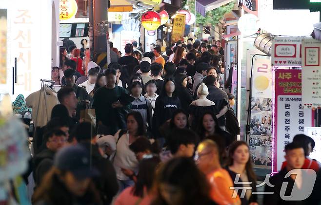 핼러윈 데이를 앞둔 26일 오후 서울 마포구 홍대 거리가 인파로 북적이고 있다.  2024.10.26/뉴스1 ⓒ News1 임세영 기자