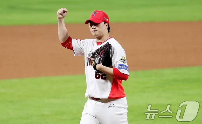 28일 오후 광주 북구 기아챔피언스필드에서 열린 프로야구 '2024 신한 SOL 뱅크 KBO 포스트시즌' 한국시리즈 5차전 삼성 라이온즈와 KIA 타이거즈의 경기, KIA 마무리 정해영이 8회초 2사 만루 상황을 무실점으로 마친 뒤 더그아웃으로 향하고 있다. 2024.10.28/뉴스1 ⓒ News1 임세영 기자