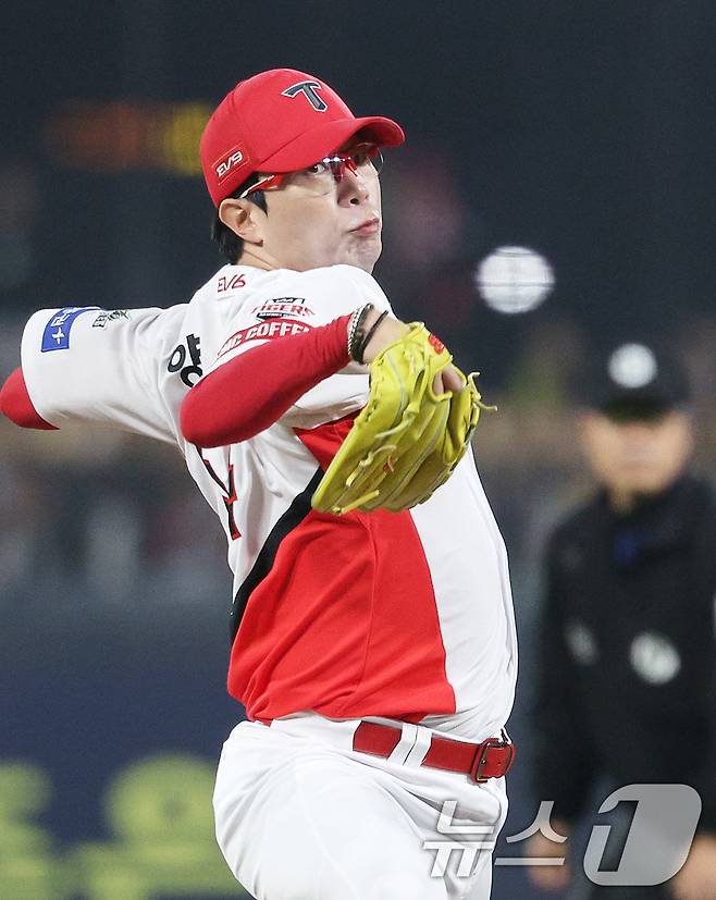 28일 오후 광주 기아챔피언스필드에서 열린 프로야구 '2024 신한 SOL 뱅크 KBO 포스트시즌' 한국시리즈 5차전 삼성 라이온즈와 KIA 타이거즈의 경기, 1회초 KIA 선발 양현종이 역투하고 있다. 2024.10.28/뉴스1 ⓒ News1 장수영 기자