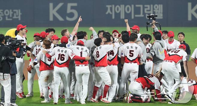 28일 오후 광주 기아챔피언스필드에서 열린 프로야구 '2024 신한 SOL 뱅크 KBO 포스트시즌' 한국시리즈 5차전 삼성 라이온즈와 KIA 타이거즈의 경기에서 7대5으로 승리하며 시리즈 전적 4대1로 통합 우승을 차지한 KIA 선수들이 자축하고 있다. 2024.10.28/뉴스1 ⓒ News1 임세영 기자