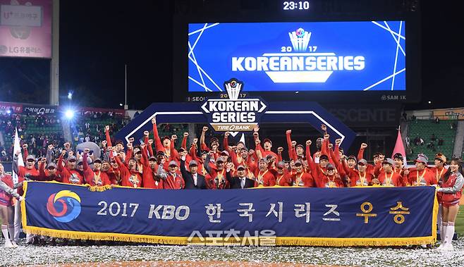 KIA 타이거즈 선수들이 2017년 10월30일 잠실 구장에서 진행된 ‘2017 KBO 포스트시즌’ 두산 베어스와의 한국시리즈 5차전에서 승리한 뒤 팀 이어진 시상식에서 플래시 세례를 받고있다. 사진 | 잠실=스포츠서울DB