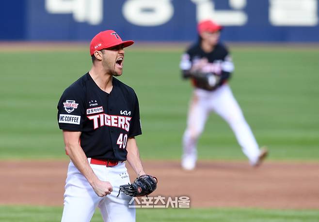 KIA 네일이 26일 대구삼성라이온즈파크에서 열린 2024 KBO 한국시리즈 4차전 삼성전에서 1회말 위기를 넘긴 후 포효하고 있다. 대구 | 박진업 기자 upandup@sportsseoul.com