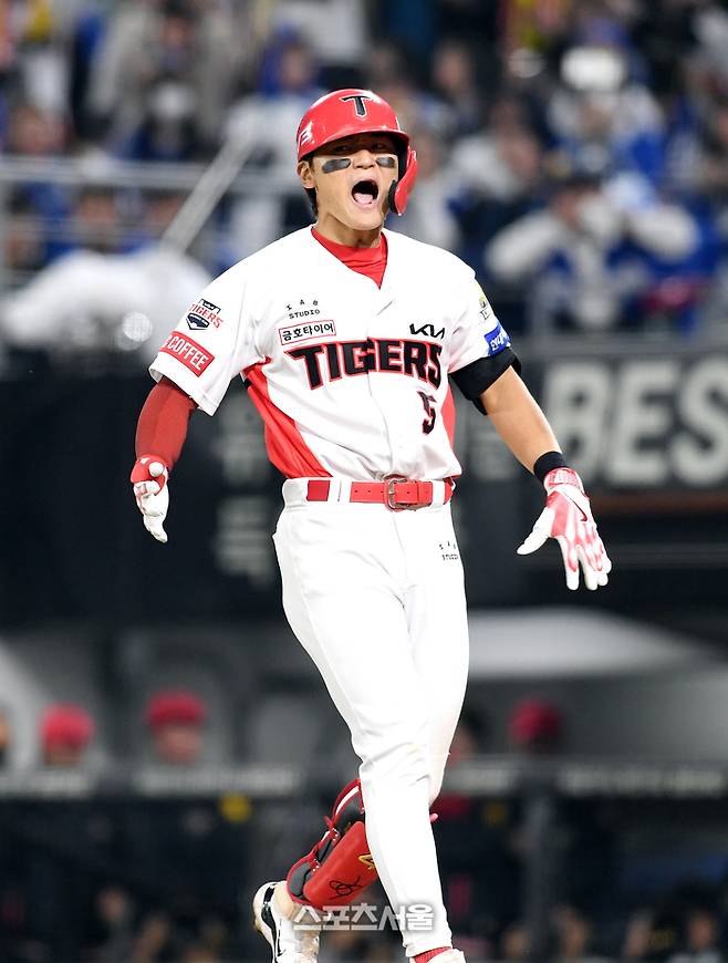 KIA 김도영이 28일 광주-기아 챔피언스필드에서 열린 2024 KBO 한국시리즈 5차전 삼성과 경기 5회말 2사 만루 상황에서 삼성 김태훈의 투구가 포수 뒤로 빠지자 환호하며 1루로 달려나가고 있다. 광주 | 박진업 기자 upandup@sportsseoul.com