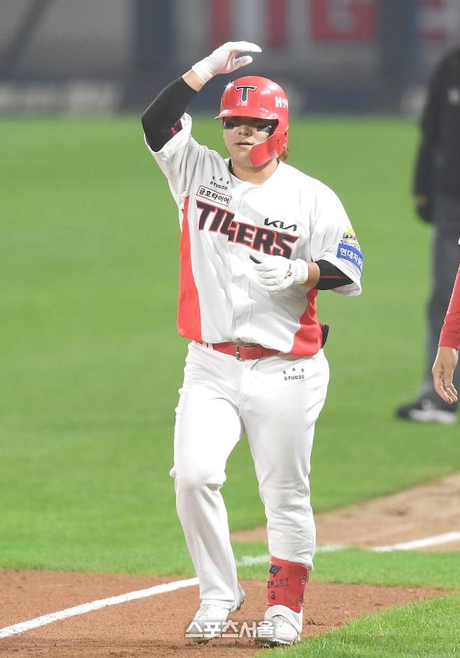 KIA 김선빈이 28일 광주-기아 챔피언스 필드에서 열린 삼성과 2024 KBO 한국시리즈 5차전 7회말 내야안타를 친 후 세리머니를 하고 있다. 광주 | 최승섭기자 thunder@sportsseoul.com