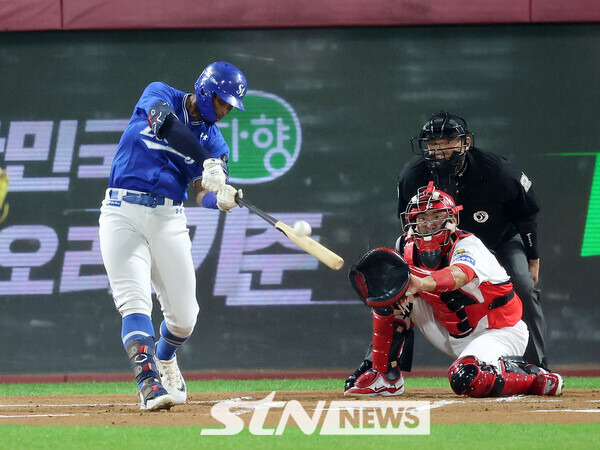 28일 광주 북구 광주-기아챔피언스필드에서 열린 2024 KBO 포스트시즌 한국시리즈 5차전 삼성 라이온즈와 KIA 타이거즈의 경기, 1회초 2사 1루 상황 삼성 디아즈가 2점 홈런을 치고 있다. 사진┃뉴시스