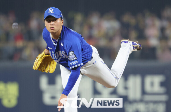 28일 광주 북구 광주-기아챔피언스필드에서 열린 2024 KBO 포스트시즌 한국시리즈 5차전 KIA 타이거즈와 삼성 라이온즈의 경기, 1회말 삼성 이승현이 역투하고 있다. 사진┃뉴시스