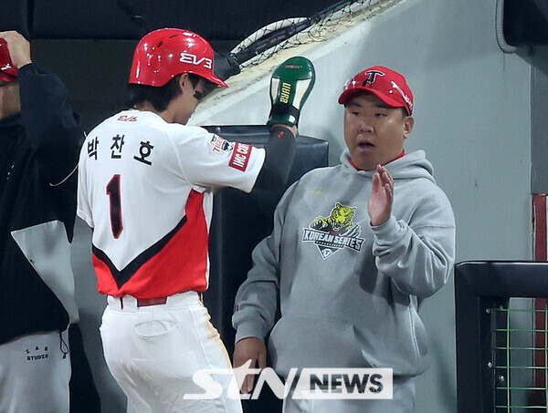 28일 광주 북구 광주-기아챔피언스필드에서 열린 2024 KBO 포스트시즌 한국시리즈 5차전 삼성 라이온즈와 KIA 타이거즈의 경기, 1회말 1사 주자 1,3루 상황에서 3루주자 KIA 박찬호가 KIA 나성범의 희생플라이때 홈으로 쇄도해 득점에 성공한 후 이범호 감독과 하이파이브를 하고 있다. 사진┃뉴시스