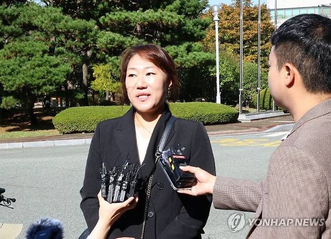 23일 검찰 조사를 받기 위해 경남 창원시 성산구 창원지검에 출석해 입장을 밝히고 있는 강혜경씨.