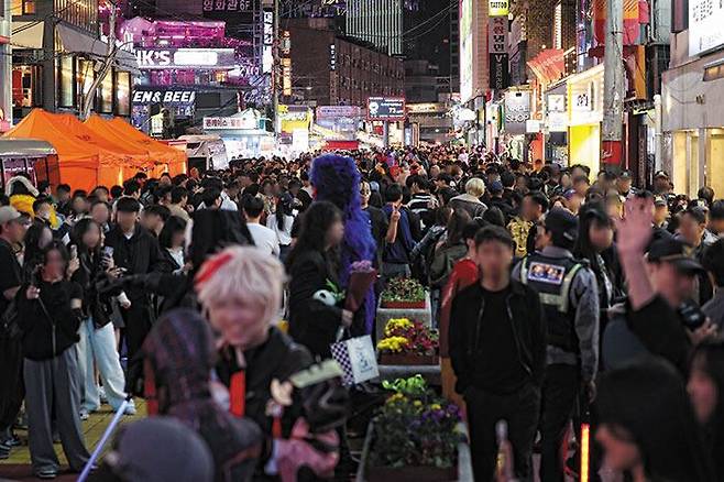 혼잡한 홍대 거리 - 핼러윈을 5일 앞둔 지난 26일 저녁 서울 마포구 홍대 거리의 모습. 시민들이 몰려 붐비고 있다. 이날 홍대거리에 몰린 인파는 9만8000여 명이었다. /연합뉴스