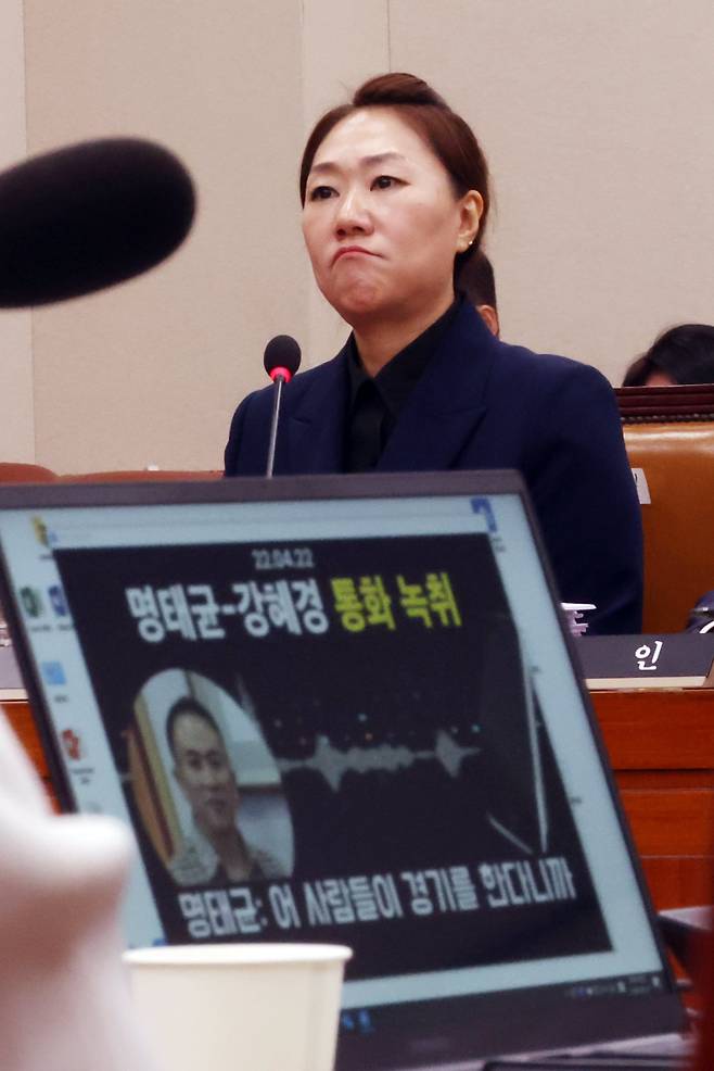 김건희 여사의 '공천개입 의혹'을 제기한 강혜경씨가 지난 21일 오후 국회에서 열린 법제사법위원회의 대검찰청 대상 국정감사에서 더불어민주당 서영교 의원의 질의를 받고 있다. /연합뉴스