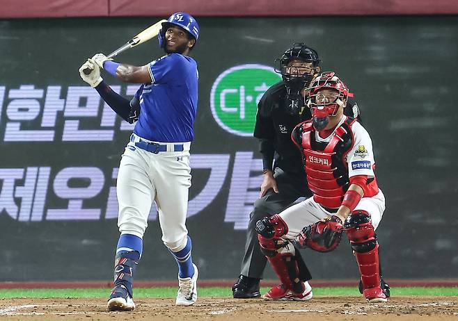 28일 오후 광주 기아챔피언스필드에서 열린 프로야구 KBO 포스트시즌 한국시리즈 5차전 삼성 라이온즈와 기아 타이거즈의 경기, 3회초 2사 1루 상황에서 삼성 디아즈가 연타석 홈런을 치고 타구를 바라보고 있다. /뉴스1