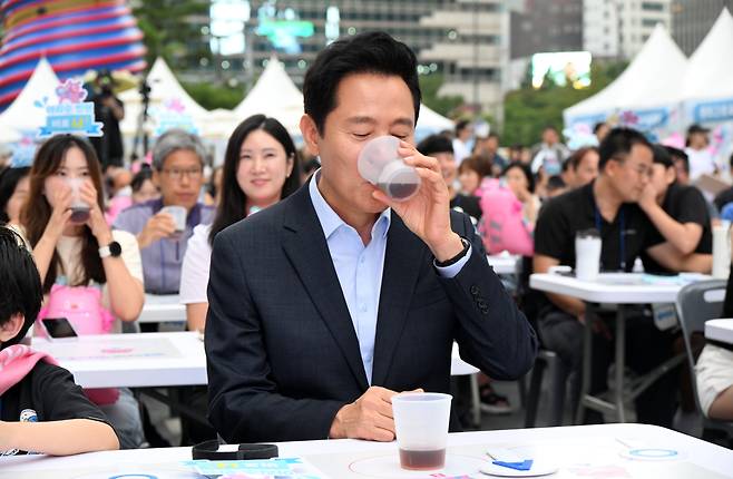 오세훈 서울시장이 지난 9월 5일 오후 서울 중구 청계광장에서 열린 '마이 소울 워터, 아리수 축제'에서 아리수를 시음하고 있다. /서울시 제공