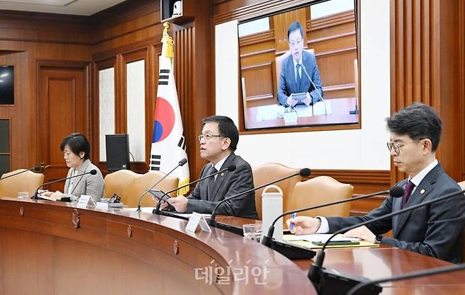 최상목 부총리 겸 기획재정부 장관이 28일 정부서울청사에서 열린 경제관계장관회의를 주재, 모두발언을 하고 있다. ⓒ기획재정부