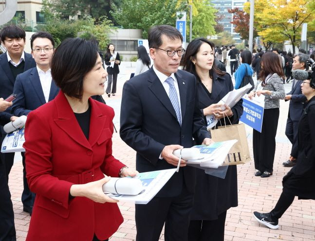 오영주(왼쪽) 중소벤처기업부 장관과 김성태(오른쪽) IBK기업은행장이 28일 서울 구로구 기업은행 구로동지점 인근에서 출근길 가두 홍보 캠페인을 하고 있다. ⓒIBK기업은행