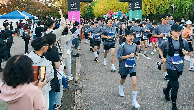 26일 경기 하남시 미사경정공원과 인근 도로에서 열린 ‘2024 리스펙트 런’ 참가자들이 출발선에서 달려 나가고 있다. 리스펙트 런 사무국 제공