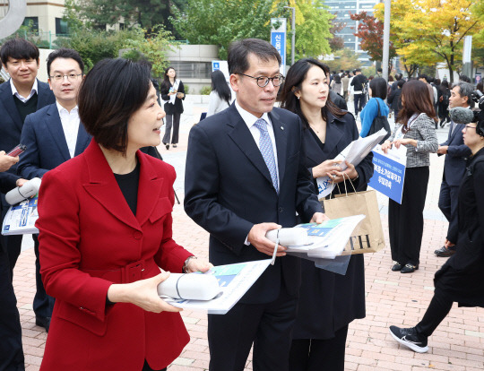 오영주(왼쪽) 중소벤처기업부 장관과 김성태 IBK기업은행장(〃 2번째)이 28일 서울 구로구 기업은행 구로동지점 인근에서 상품 홍보 캠페인을 벌이고 있다. <IBK기업은행 제공>