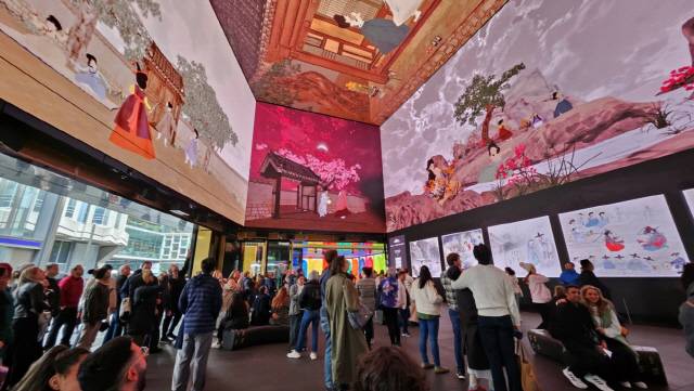 관람객들이 '더 어울림 in 런던' 아웃터넷에 전시된 참여기업 포스트미디어의 미디어아트 '단이전'을 관람하고 있다. 콘진원 제공