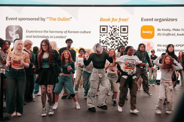 '더 어울림 in 런던' 참여기업 라이터스컴퍼니가 현지 K-POP 커뮤니티와 기획 및 운영한  



'런던 나우트렌딩' 랜덤댄스 이벤트가 진행 중이다. 콘진원 제공
