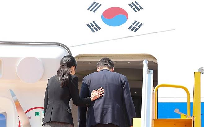 한일 정상회담과 아세안 정상회의 관련 일정을 마친 윤석열 대통령과 부인 김건희 여사가 지난 11일(현지시간) 라오스 비엔티안 왓타이 국제공항에서 귀국하기 위해 전용기인 공군 1호기에 탑승하고 있다. 연합뉴스