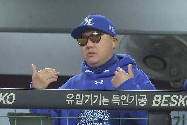 박진만 삼성 라이온즈 감독이 28일 광주 기아챔피언스필드에서 열린 2024 신한 SOL뱅크 KBO 포스트시즌 한국시리즈 5차전 기아(KIA) 타이거즈의 경기를 지켜보고 있다. 연합뉴스