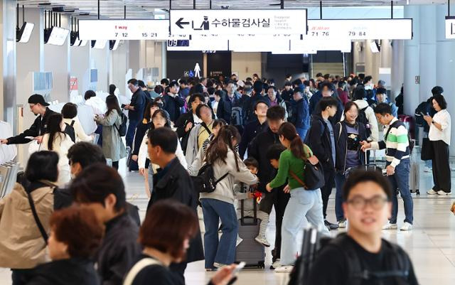 3일 오전 서울 강서구 김포국제공항 국내선 출국장이 여행객들로 붐비고 있다. 뉴시스