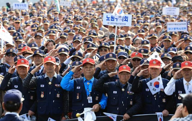 대한민국월남전참전자회 회원들이 28일 서울 중구 세종대로에서 가진 북한 러시아 파병 규탄 궐기대회에서 국기에 대한 경례를 하고 있다. 뉴스1