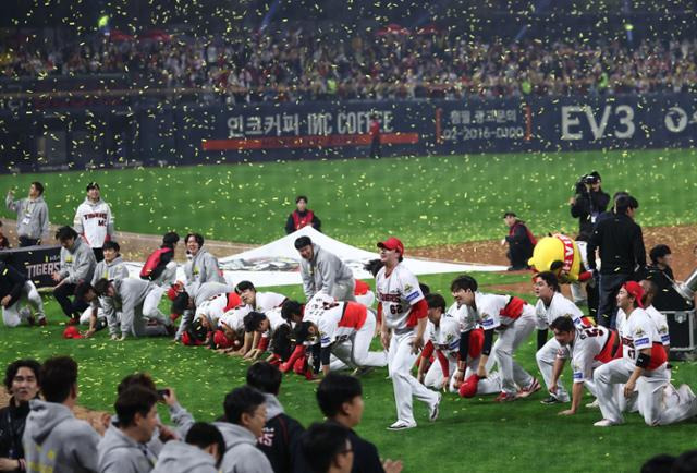 7년 만의 통합우승을 달성한 프로야구 KIA 선수단이 홈 관중들에게 큰절 인사를 하고 있다. 광주=연합뉴스