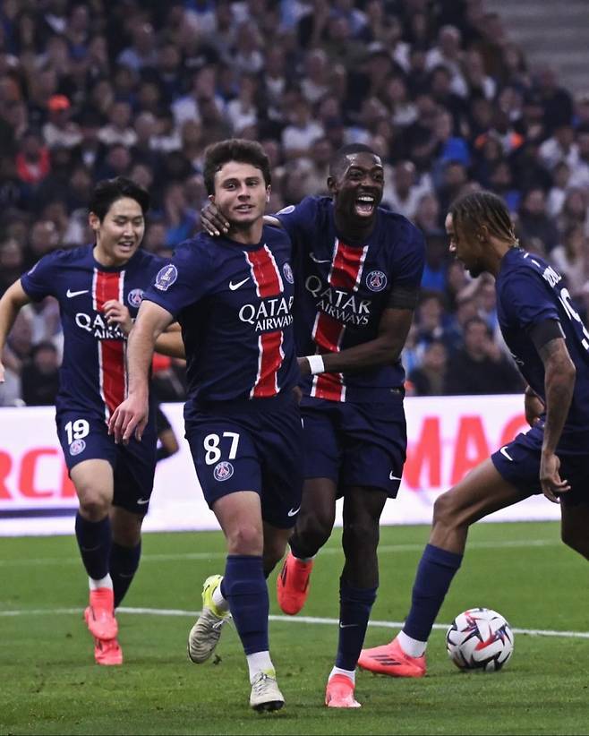 PSG 네베스(왼쪽 두 번째)가 28일 마르세유와의 2024~25 리그1 9라운드에서 선제골을 터뜨린 뒤 이강인 등 동료들과 환호하고 있다. 사진=PSG SNS