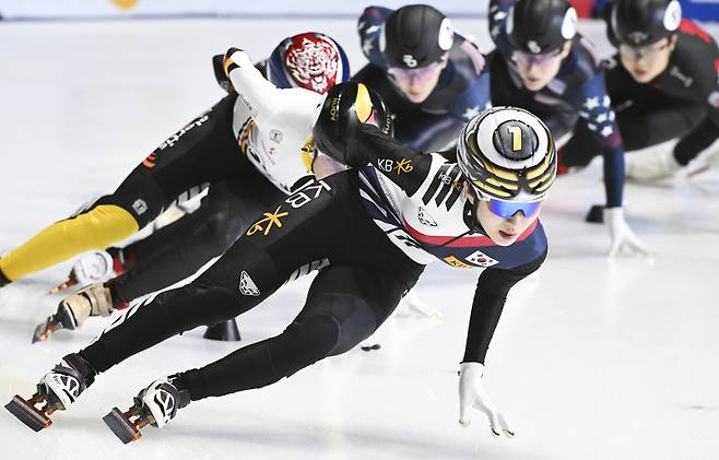 <yonhap photo-1491=""> Kim Gilli (1) of South Korea skates to a first place finish during the final of the 1500-meter race at the the ISU World Tour Short Track Speedskating event in Montreal, Sunday, Oct. 27, 2024. (Graham Hughes/The Canadian Press via AP) MANDATORY CREDIT/2024-10-28 05:44:33/ <저작권자 ⓒ 1980-2024 ㈜연합뉴스. 무단 전재 재배포 금지, AI 학습 및 활용 금지></yonhap>