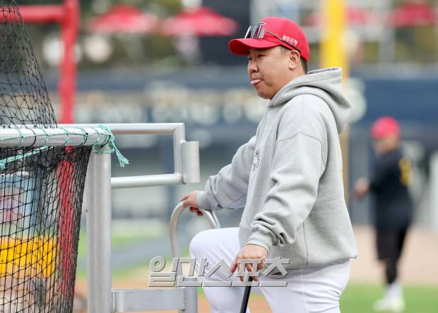 이범호 감독이 2024 프로야구 KBO 포스트시즌 KIA 타이거즈와 삼성 라이온즈의 한국시리즈(KS) 5차전이 열리는 28일 오후 광주 기아챔피언스필드에서 경기에 앞서 선수들의 훈련 모습을 지켜보고 있다. 광주=김민규 기자 /2024.10.28/