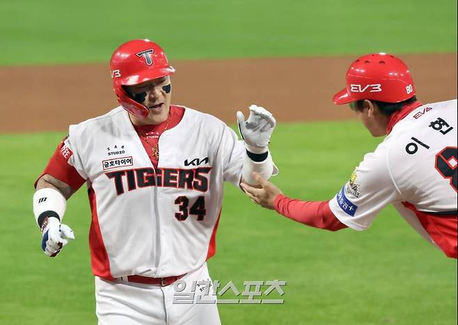 2024 신한 쏠뱅크 KBO 한국시리즈 5차전 삼성과 KIA의 경기가 28일 오후 광주 기아챔피언스필드에서 열렸다. KIA 최형우가 5회 우월 1점 홈런을 날리고 그라운드를 돌고있다. 광주=정시종 기자 capa@edaily.co.kr /2024.10.28.