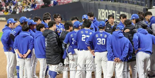 2024 신한 쏠뱅크 KBO 한국시리즈 5차전 삼성과 KIA의 경기가 28일 오후 광주 기아챔피언스필드에서 열렸다. 경기전 삼성선수들이 모여 필승을 다짐하고있다. 광주=정시종 기자 capa@edaily.co.kr /2024.10.28.