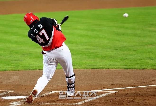 2024 프로야구 KBO 포스트시즌 삼성라이온즈와 KIA타이거즈의 한국시리즈(KS) 3차전 경기가 25일 오후 대구 삼성라이온즈파크에서 열렸다. 2회초 1사 나성범이 안타를 치고 있다. 대구=김민규 기자 /2024.10.25/