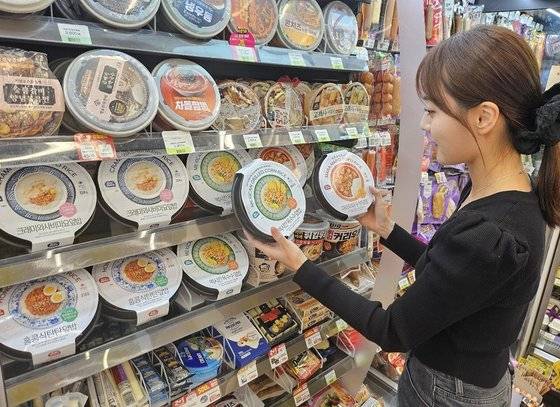 BGF리테일은 27일 CU에서 세계 미식여행 콘셉트의 가정간편식(HMR) 브랜드 '헤이밀스'를 론칭했다고 밝혔다. BGF리테일 제공