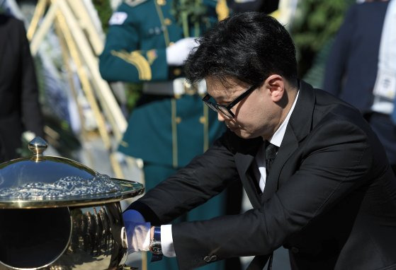 국민의힘 한동훈 대표가 26일 서울 동작구 국립서울현충원에서 열린 박정희 전 대통령 서거 제45주기 추도식에서 헌화·분향을 하고 있다. 뉴스1