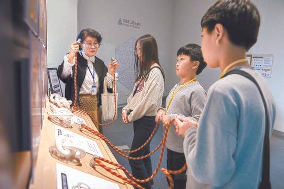 이수연 해설사로부터 '수학적 매듭' 원리와 개념을 들은 소중 학생기자단은 체험용 줄로 매듭 만들기에도 도전했다.