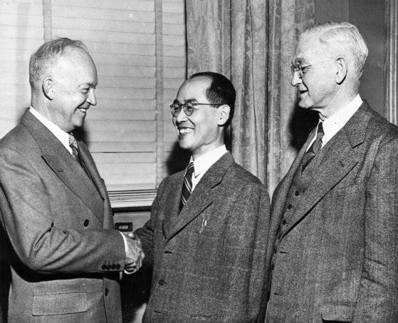 1949년 3월 11일 당시 미국 콜럼비아대 방문교수였던 유카와 히데키 박사(가운데)가 노벨 물리학상을 수상한 뒤 동료 학자인 조지 피그램 박사(오른쪽)와 함께 드와이트 아이젠하워 콜럼비아대 총장(왼쪽)을 뉴욕에서 만나 축하를 받고 있다. 중앙포토