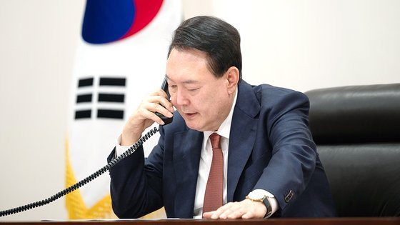 윤석열 대통령이 28일 서울 용산 대통령실에서 우르술라 폰데어라이엔 유럽연합(EU) 집행위원장과 전화통화를 하고 있다. 사진 대통령실