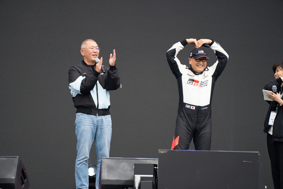 Hyundai Motor Group Executive Chair Euisun Chung, left and Toyota Motor Group Chairman Akio Toyoda during the Hyundai N x Toyota Gazoo Racing Festival event, held Sunday in Everland Speedway in Yongin, Gyeonggi. [CHO YONG-JUN]