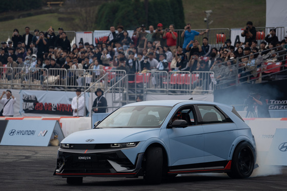 Hyundai Motor's Ioniq 5 N EV drifts during the Hyundai N x Toyota Gazoo Racing Festival event, held Sunday in Everland Speedway in Yongin, Gyeonggi. [CHO YONG-JUN]