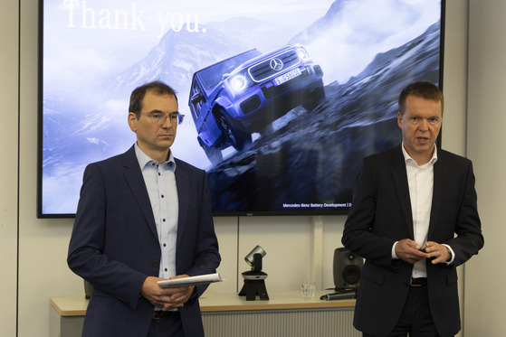 Uwe Keller, right, head of battery development at Mercedes-Benz AG, and Carsten Breckner, head of powertrain procurement and supplier quality, talk during an interview with the Korean press at the automaker's headquarters in Stuttgart, Germany, on Oct. 21. [MERCEDES-BENZ KOREA]