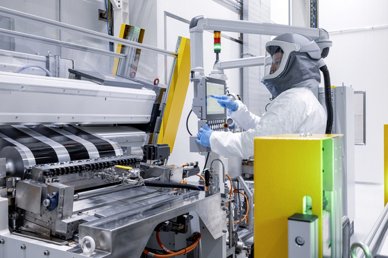 A Mercedes-Benz engineer tests batteries at its eCampus, a research center dedicated to the development of batteries in Stuttgart, Germany. [MERCEDES-BENZ KOREA]