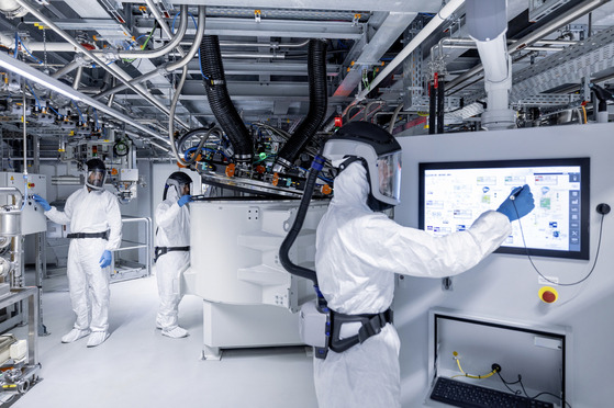 Mercedes-Benz engineers test batteries at its eCampus, a research center dedicated to the development of batteries in Stuttgart, Germany. [MERCEDES-BENZ KOREA]