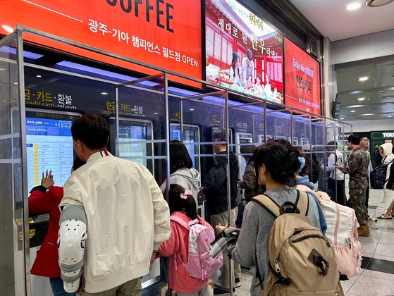 People line up to book tickets at Gwangju Central Bus Terminal after transportation card provider Tmoney's server came back online after it went down on Sunday. [YONHAP]