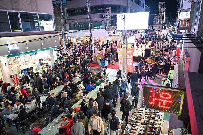 People fill the alleyways of the Wonju Jungang Market during the 2024 Wonju Mandu Festival on Saturday, eating mandu and enjoying performances at the main stage. [WONJU CITY GOVERNMENT]