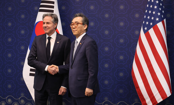 Foreign Minister Cho Tae-yul, right, poses with U.S. Secretary of State Antony Blinken during their talks at Seoul's foreign ministry on March 18. [YONHAP]