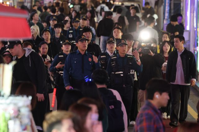 지난 26일 오후 경찰 기동순찰대가 서울 마포구 홍대 일대에서 핼러윈 데이 다중밀집 에방 순찰을 하고 있다. 연합